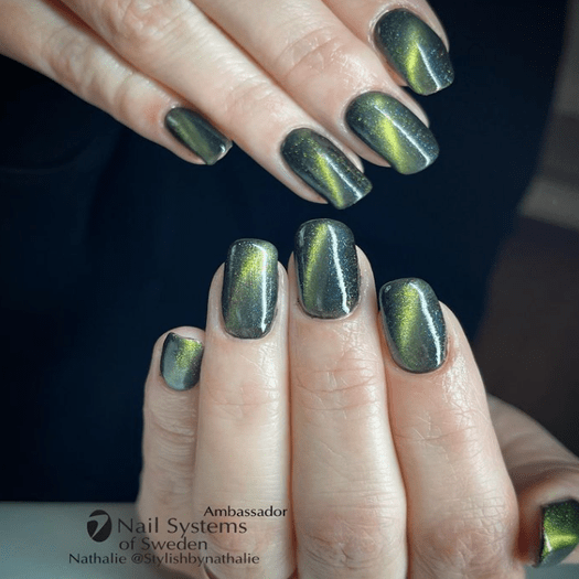 Mörkgröna naglar