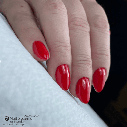 Röda naglar efter en praktik av elev