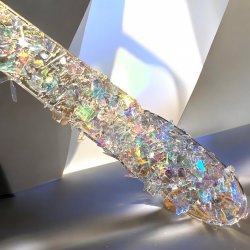 Crush Flakes – Blue Glass är flakes i transparent blå som liknar färgat glas. Perfekta för frostig eller havsinspirerad nail art