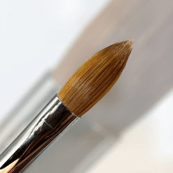Pensel Allround A12 med platt fäste och 100% Kolinsky-strån. Designad för att skapa färgtäta och jämna akrylförlängningar,