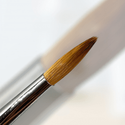 Pensel Allround A6R med runt fäste och 100% Kolinsky-strån. Metallskaft med justerbar hylsa för att skydda borsten och justera p