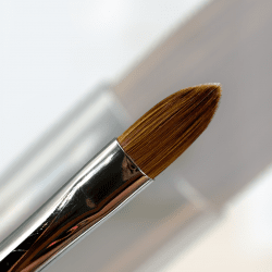 G8 allroundpensel med 100% Kolinsky-strån, utformad för både skulptering och detaljarbete. Metallskaft med skyddshylsa som kan j