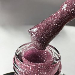 Upptäck Reflecting Pink Gel Polish – en reflekterande rosa gelpolish som ger naglarna en magisk och lyxig känsla.