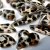 Skapa en unik och djärv look med Leopard Print Nail Charms! 20-pack med olikformade leopardmönstrade stenar för nail art. Fästes