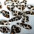 Skapa en unik och djärv look med Leopard Print Nail Charms! 20-pack med olikformade leopardmönstrade stenar för nail art. Fästes