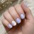 Beach Waves Gel Polish i havsblå nyans med glansig finish som ger en lugn och avslappnad känsla på naglarna.