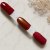 Power Red är en kraftfull röd gelpolish med intensiv färg och snygg täckning. Den självutjämnande formulan ger jämn applicering