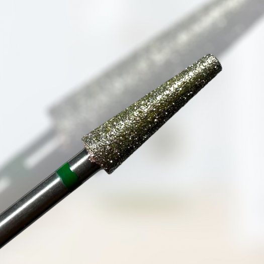 Diamantbit Cone Flat 4 mm, Coarse tar bort orenheter och formar nagelbandsområdet med precision, idealisk för kunder med hårdare