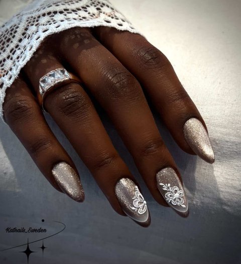 Upptäck Inferno Cat Eye Gel Polish i en elegant beige nyans med guldiga undertoner och en sammetslen cat eye-effekt. Perfekt för
