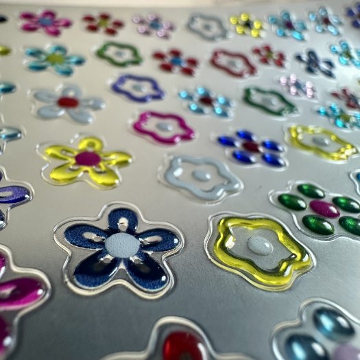 Jelly Flower Stickers give your nails a beautiful blooming look with a sheer, glass-like effect. Perfect for creative nail art