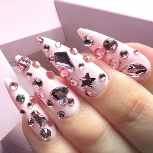 Bling Addiction Light Pink gives your nails an exclusive touch with its sparkling light pink crystals with a flat back. Perfect