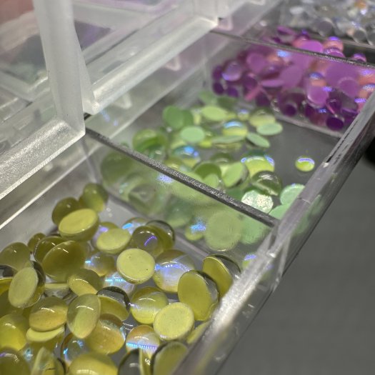 Skapa trendiga 3D-naglar med Bubble Dream Beads – en mix av skimrande pärlor i 6 nyanser. Perfekta för att skapa den eftertrakta