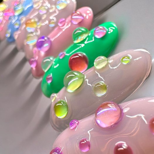 Skapa trendiga 3D-naglar med Bubble Dream Beads – en mix av skimrande pärlor i 6 nyanser. Perfekta för att skapa den eftertrakta