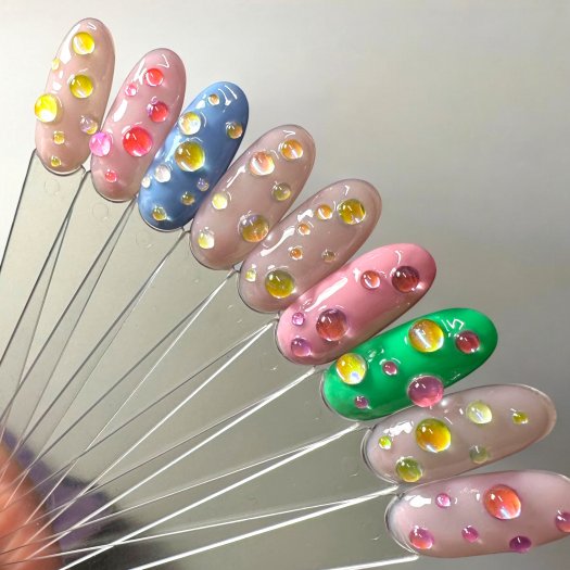 Skapa trendiga 3D-naglar med Bubble Dream Beads – en mix av skimrande pärlor i 6 nyanser. Perfekta för att skapa den eftertrakta