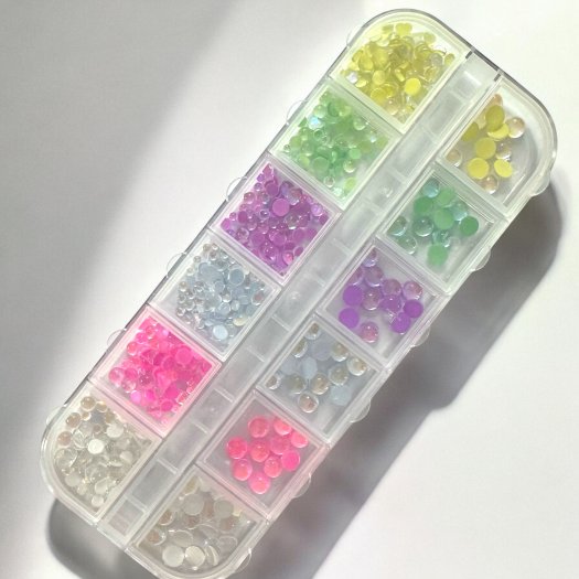 Skapa trendiga 3D-naglar med Bubble Dream Beads – en mix av skimrande pärlor i 6 nyanser. Perfekta för att skapa den eftertrakta