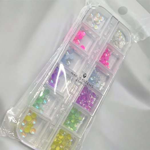 Skapa trendiga 3D-naglar med Bubble Dream Beads – en mix av skimrande pärlor i 6 nyanser. Perfekta för att skapa den eftertrakta