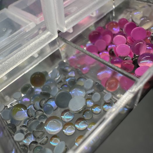 Skapa trendiga 3D-naglar med Bubble Dream Beads – en mix av skimrande pärlor i 6 nyanser. Perfekta för att skapa den eftertrakta