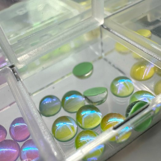 Skapa trendiga 3D-naglar med Bubble Dream Beads – en mix av skimrande pärlor i 6 nyanser. Perfekta för att skapa den eftertrakta