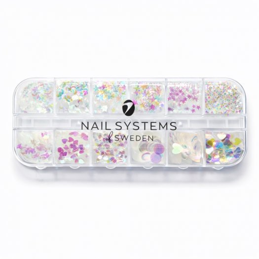 Ask med 12 tunna, transparenta paljetter i mixade former och storlekar. Skiftande finish, enkla att forma mot nageln och perfekt
