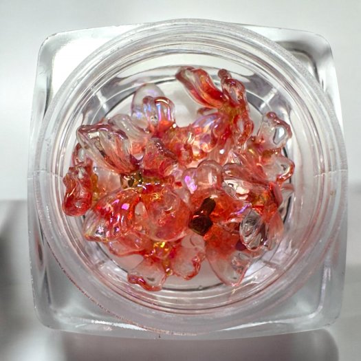 Ge dina naglar en lekfull och elegant touch med Crystal Wings 3D Butterflies! 10-pack med transparenta orange/rosa fjärilar i 3D