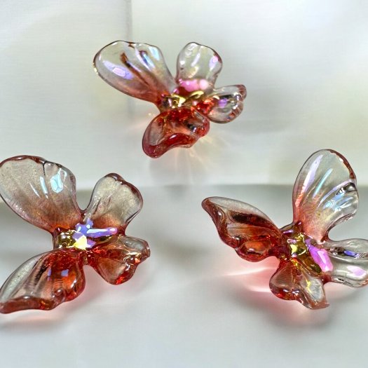 Ge dina naglar en lekfull och elegant touch med Crystal Wings 3D Butterflies! 10-pack med transparenta orange/rosa fjärilar i 3D