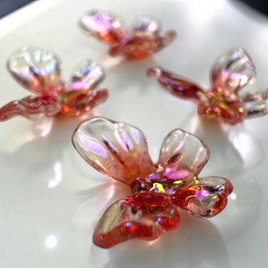 Ge dina naglar en lekfull och elegant touch med Crystal Wings 3D Butterflies! 10-pack med transparenta orange/rosa fjärilar i 3D