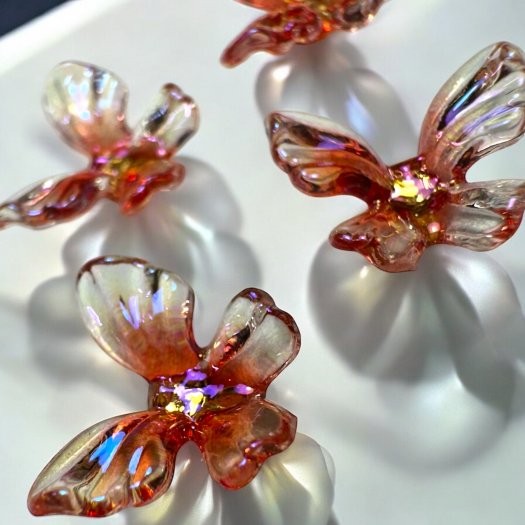 Ge dina naglar en lekfull och elegant touch med Crystal Wings 3D Butterflies! 10-pack med transparenta orange/rosa fjärilar i 3D