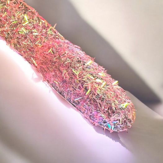 Skapa en mjuk och skimrande nageldesign med Glitter Strands Light Pink – tunna, ljusrosa glittertrådar som ger en elegant och gl