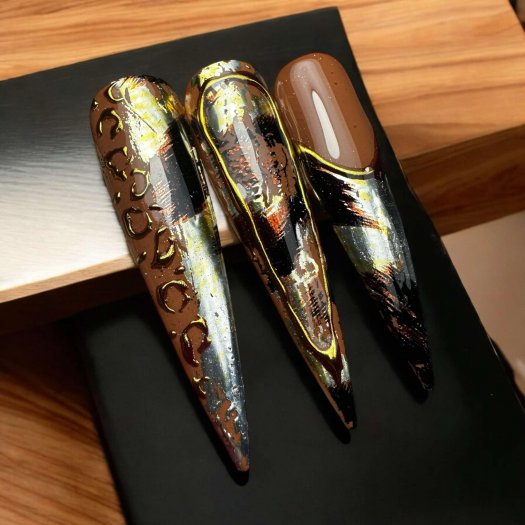 Savannah Chic Foil i varma jordnära toner med subtil glans som ger naglarna ett elegant och trendigt uttryck.