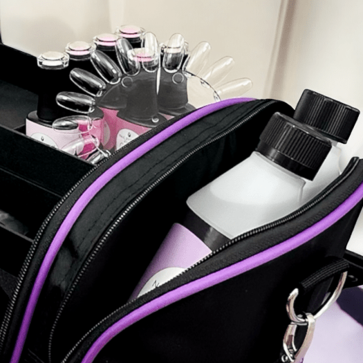 Made of a durable material that can withstand everyday use. Carrying handle and shoulder strap make the bag easy to carry.