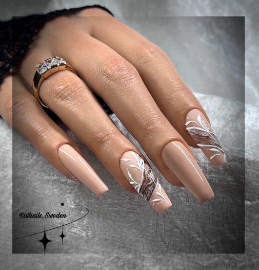 All Good är en neutral och täckande nude gelpolish med balanserad underton. Perfekt basfärg för stilrena och moderna naglar.