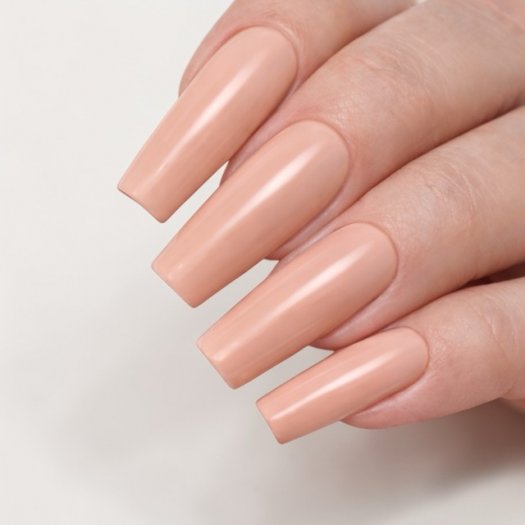 All Good är en neutral och täckande nude gelpolish med balanserad underton. Perfekt basfärg för stilrena och moderna naglar.