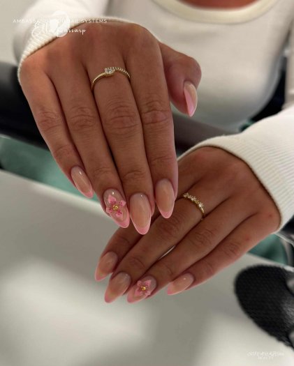 Moa’s Flamingo Bay Gel Polish från Nail Systems är ett professionellt gellack i en intensiv och livlig rosa nyans som påminner o
