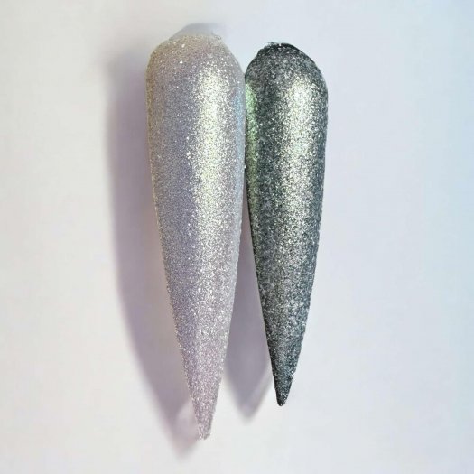 Magic Mirror Green är ett krompigment med en mjuk grön spegeleffekt. Appliceras i klibbfri top gel för en spegeleffekt eller i k