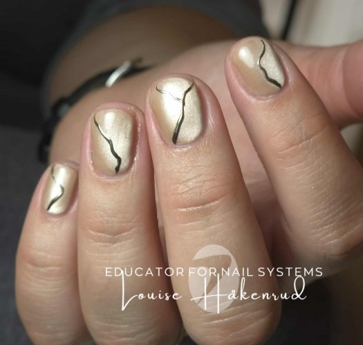 Radiance Glow CatEye – en trendig champagne/nude-tonad gelpolish med skimmer och magnetisk effekt. Skapar djupa, skimrande mönst