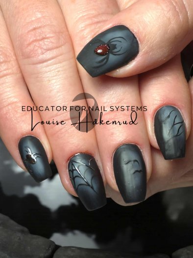 En högpigmenterad nail art gel i svart som är perfekt för tunna linjer, swirls och detaljerad nail art. Appliceras ovanpå valfri