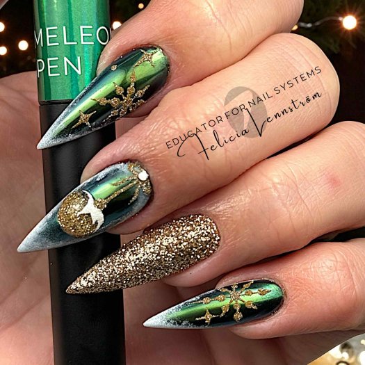 Skapa en spegelkrom-effekt med Chameleon Chrome Pen - Green. Gnugga in i torr yta av klibbfri top coat – perfekt till både nagla