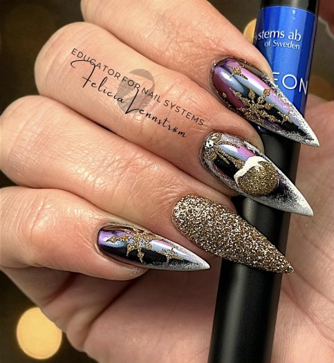 Skapa en fantastisk skiftande chrome-effekt med vår Chameleon Chrome Pen i Blue. Perfekt för att ge dina naglar en iögonfallande