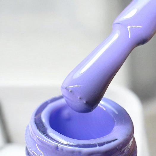 Beach Waves Gel Polish i havsblå nyans med glansig finish som ger en lugn och avslappnad känsla på naglarna.