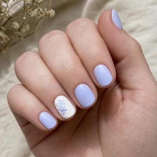 Beach Waves Gel Polish i havsblå nyans med glansig finish som ger en lugn och avslappnad känsla på naglarna.