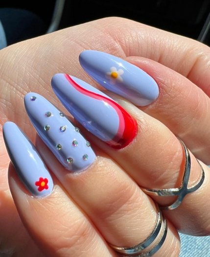 Beach Waves Gel Polish i havsblå nyans med glansig finish som ger en lugn och avslappnad känsla på naglarna.