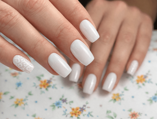 White Acrygel är en vit acrygel utan bubblor eller skiftningar. Perfekt för förstärkning, förlängning och fransk manikyr.