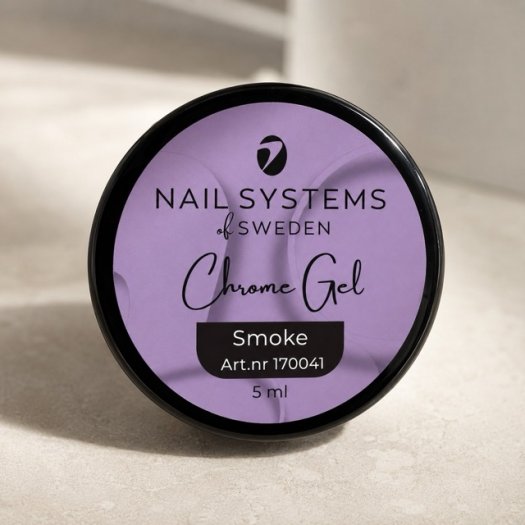 NS Chrome Gel - Smoke är en krämig chrome gelé i smoky svart ton som gör det enkelt att skapa tydliga 3D-mönster och nail art me