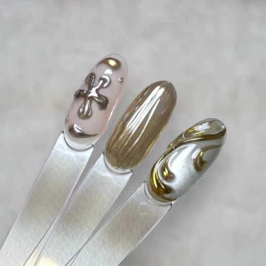 NS Chrome Gel - Smoke är en krämig chrome gelé i smoky svart ton som gör det enkelt att skapa tydliga 3D-mönster och nail art me