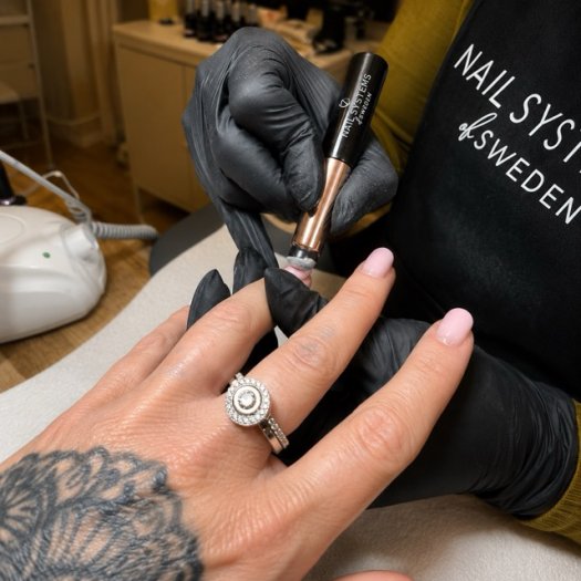 Mjuk silikonpenna för applicering av chrome powder och pigment. Ger jämnare resultat än fingertoppen och kommer med lock för ren