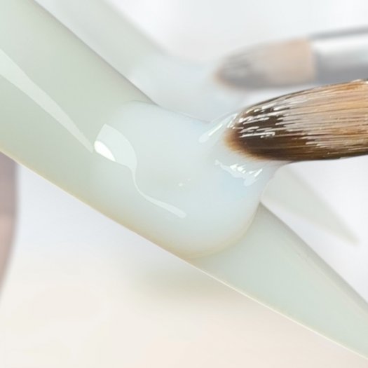 Upptäck Toffee Builder Gel Creamy Cloud – en krämig mjölkvit skulpteringsgel med halvtäckande finish och otrolig självutjämning.