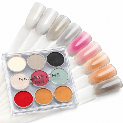 Paletten innehåller 9 jordnära och mörka pigment i sofistikerade toner som svart, vitt och olika gråa nyanser, alla förpackade i