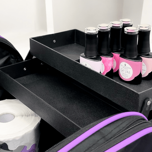 Made of a durable material that can withstand everyday use. Carrying handle and shoulder strap make the bag easy to carry.