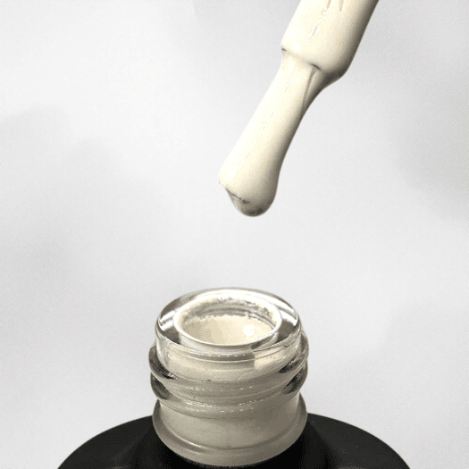 Eggshell gellack från Nail Systems i en mjuk och elegant beige nyans med blank och slät finish. Den krämiga färgen ger naglarna