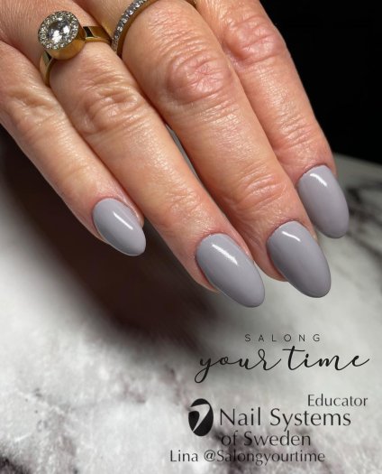 Elephant in the Sun Nail Systems Gel Polish – naglar med solbelyst elefantinspirerad design i varma och jordnära nyanser. Perfek